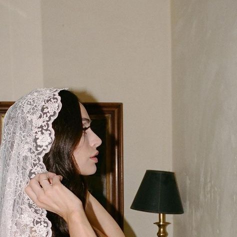 Irish Wedding Veil, Ways To Wear Veil, Mantilla Aesthetic, Italian Lace Veil, Virgin Mary Veil, Face Covering Veil, Mantilla Veil Hairstyle, Bridal Hair With Veil, Veil Aesthetic