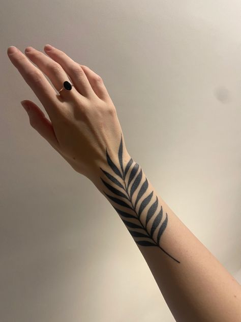 Tattoo palm leaf black work Curved Tattoo, Palm Leaf Tattoo, Sinister Tattoos, Baddie Tattoos, 42 Tattoo, Fern Tattoo, Leaf Tattoo, Simple Henna Tattoo, Muster Tattoos