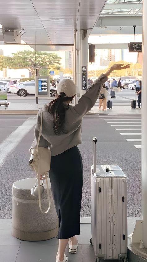 Ulzzang Airport Fashion, Train Outfit Travel, Koper Traveling Aesthetic, Airport Aesthetic Pictures, Airport Photoshoot, Bangkok Outfit, Outfits Quiz, Airport Fits, Japan Outfit