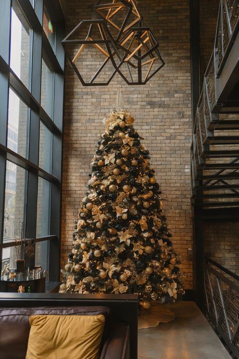 A stylish loft with modern industrial Christmas decor, showcasing a black and gold Christmas tree and sleek geometric light fixtures for a unique holiday touch. Industrial Christmas Decor, Industrial Christmas, Modern Christmas Decor Ideas, Modern Christmas Decor, Decor For Christmas, Christmas Decor Inspiration, Save For Later, Christmas Decor Ideas, Modern Christmas