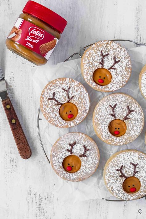 Christmas Cookies 2023, Christmas Bakes Ideas, Cool Christmas Cookies, Cute Christmas Baking, Christmas Sweet Ideas, Xmas Biscuits, Christmas Biscuits Recipe, Rudolph Cookies, Christmas Bakes