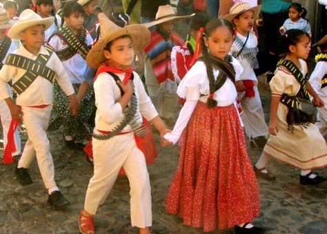 Traje tipical durante las guerras Fiesta Float, Revolution Costumes, Spanish Clothing, Mexican Revolution, Boys Belt, Flamenco Dancers, Vacation Club, Mexican Culture, Traditional Fashion