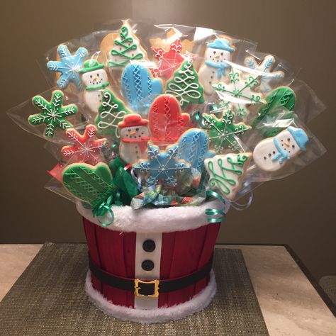 Royal icing decorated cookie bouquet Hampers Natal Idea, Christmas Cookie Bouquet, Cookie Bouquet Ideas, Cookie Gift Ideas, Christmas Cookie Icing, Christmas Bouquets, Royal Icing Decorated Cookies, Cutout Cookie, Cookie Baskets