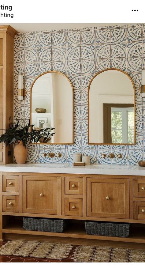 Wood Bathroom Backsplash, Spanish Bathroom, House Flipping, Bad Inspiration, Spanish Style Home, Hacienda Style, Spanish Style Homes, Bathroom Renos, Dream House Interior