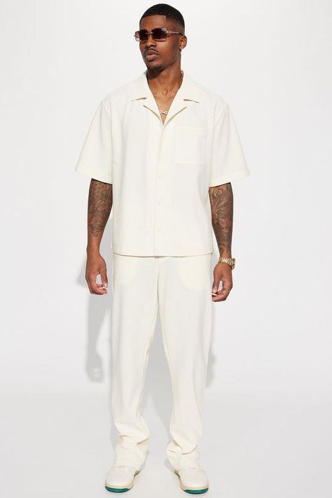 $18,00 Men Outfit White Pants, All White Mens Outfit Wedding, White Pants Men’s Outfit, White Men Outfit Casual, Men’s Beach Resort Wear, Outfits For Concerts Men, White Cowboy Outfit Men, Mens Outfits Vacation, All White Male Outfit