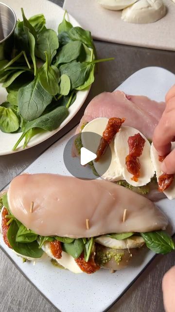 Chicken Breast Mozzarella Recipes, Chicken With Spinach Recipes, Chicken Mozzarella Recipes, Chicken Tomato Mozzarella, Baked Chicken Pesto, Chicken Breast Recipes Oven, Pesto Chicken Recipes, Dried Tomatoes In Oil, Tomato Stuffed Chicken