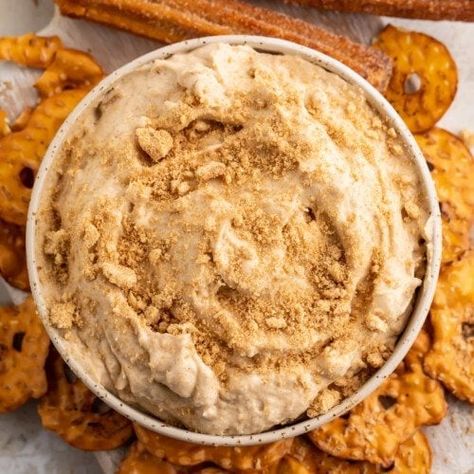 Sweet & Creamy Churro Dip - 40 Aprons Churro Dip, Churro Chips, Sweet Dips Recipes, Pretzel Chips, Dessert Dip Recipes, 40 Aprons, Cinnamon Cereal, Dip Easy, Dessert Dip