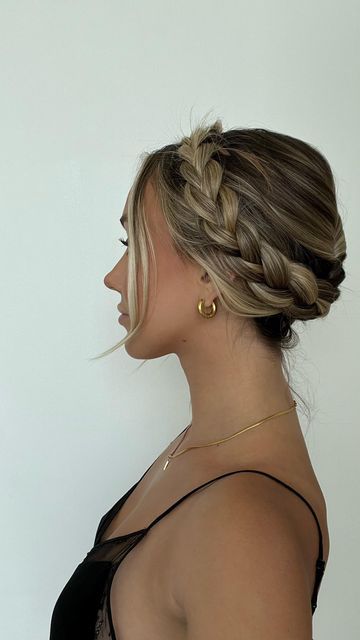 Aurora Lovestrand on Instagram: "This has to be one of my fav tutorials in a long while 🥹❤️ this braided crown hairstyle is actually very easy, you just need to know how to do a 3 strand braid! #hairtutorial #hairstyle #hairstyles #haircrown #braidedcrown #hairgoals #longhair #hairtrends #haircolor #hairtransformation #braidedhairstyles #hairvideo #hairblogger #toronto #torontoblogger #torontobloggers" Braid Crown Bridesmaid, Side Crown Braid, Braid Headband Updo, Crown Bun Hairstyles, Crown Braid Wedding Hair, Braided Crown Hairstyles Tutorial, Plait Crown, Bun With Braids Hairstyles, Bridesmaid Braided Hairstyles