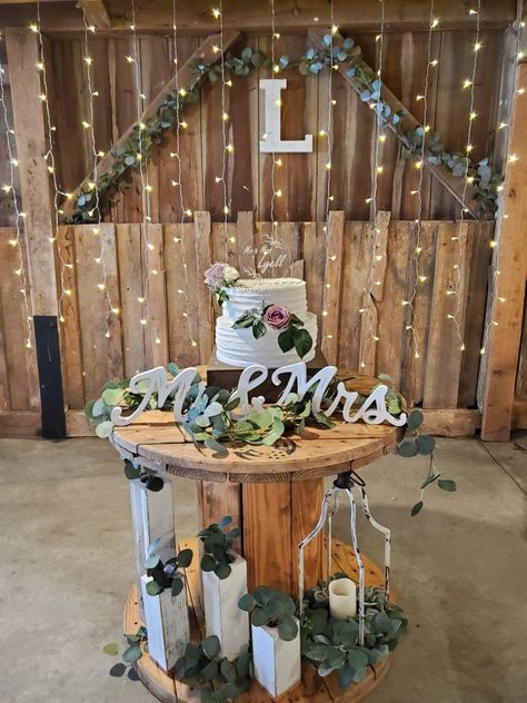 Fancy Barn Wedding, Rustic Wedding Cupcake Display, Rustic Cake Tables, Rustic Barn Wedding Decorations, Barn Wedding Cakes, Barn Wedding Centerpieces, Cake Table Backdrop, Wedding Cupcake Display, Wedding Cake Dessert Table