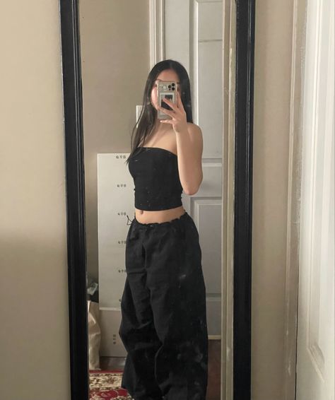 Brown Tube Top Outfit, How To Style A Tube Top, Outfit With Tube Top, Black Parachute Pants Outfit, Black Tube Top Outfit, Tube Outfit, Black Parachute Pants, Tube Top Outfit, Parachute Pants Outfit