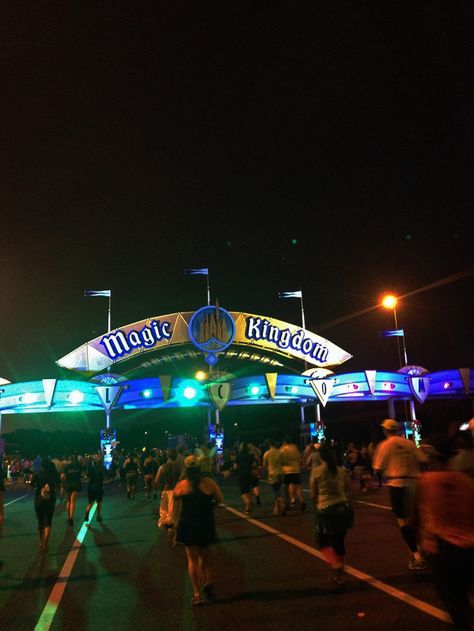 What to Expect at the Disney World Marathon - MK Marathon Travel Outfit Cold To Warm, Walt Disney World Marathon, Disney Marathon, I Love To Run, Swimming Tips, Travel Outfit Summer, Travel Checklist, Run Disney, Dinners For Kids