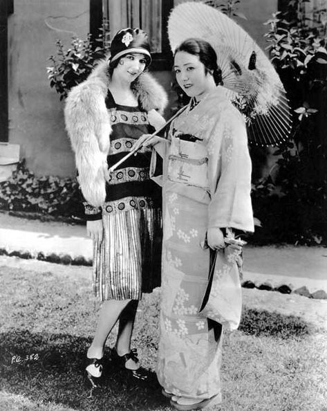 On a visit to Universal City, Japanese actress Komako Sunada meets Mary Philbin. 1920'sFound here Mary Philbin, 1920s Gown, Erich Von Stroheim, Japanese Actress, Photography Vintage, Vintage Fashion Photography, Silent Movie, Japan Photo, Vintage Portraits