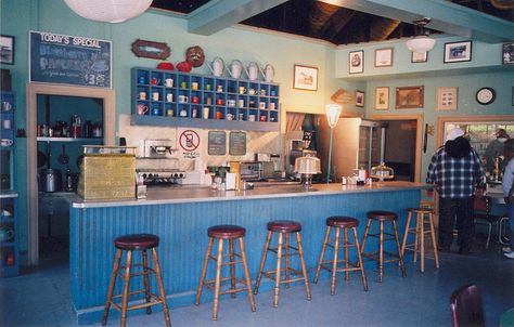 Not a house, but the interior of Luke's Diner from Gilmore Girls. I'd love to have a coffee shop some day, and have shelves to display the mugs like that. <3 Gilmore Girls Food, Gilmore Girls Party, Luke's Diner, Luke And Lorelai, Gilmore Girls Luke, Lukes Diner, Coffee Mug Display, Gilmore Girls Fan, Bloxburg Builds