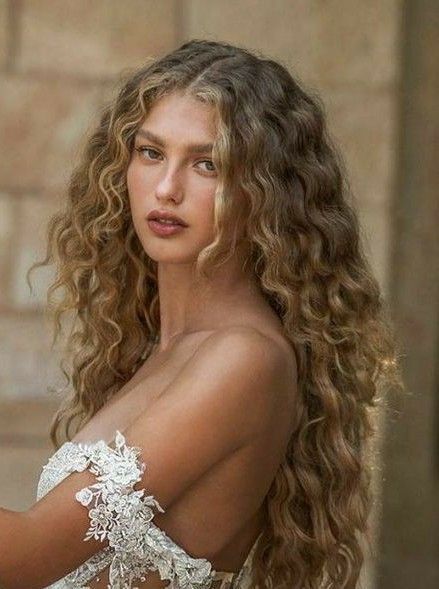 Bridal Off Shoulder, Long Curly Hairstyles, Long Curly Haircuts, Highlights Curly Hair, Layered Curly Hair, Blonde Wavy Hair, Brown Curly Hair, Curly Wedding Hair, Big Curly Hair