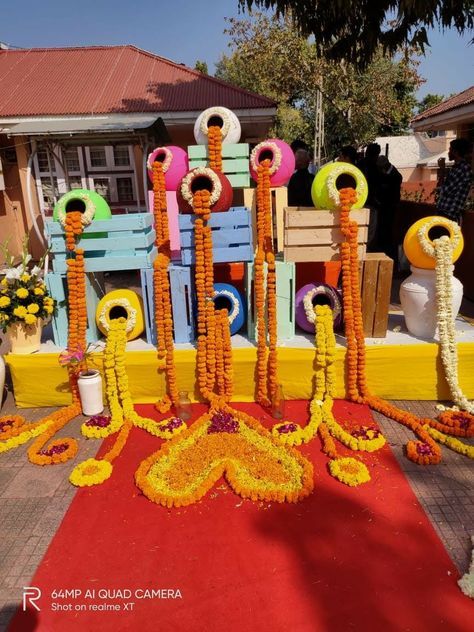 Natural Flower Decoration, Gangour Theme Decoration, Village Theme Decoration Indian, Haldi Ceremony Decorations Outdoor, Haldi Entrance Decor, Haldi Entrance, Garba Decor, Haldi Decoration Ideas, Haldi Ceremony Decorations