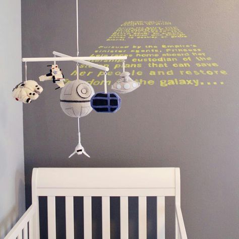 Star Wars baby crib mobile. Star Wars Baby Nursery, Star Wars Zimmer, Star Wars Themed Nursery, Star Wars Baby Room, Star Wars Nursery, Star Wars Room, Star Wars Bb8, Baby Room Themes, Star Wars Baby