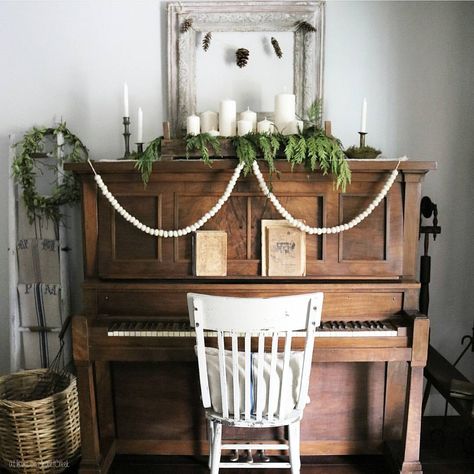 Simple farmhouse Christmas Piano Room Decor, Old Piano, Piano Decor, Christmas Piano, Pinecone Garland, Old Pianos, Farmhouse Style Christmas, Piano Room, Winter Images