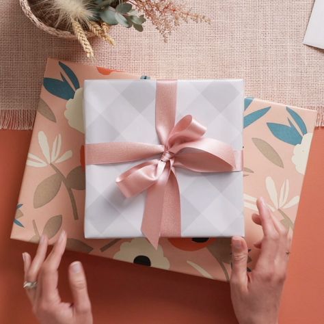 Gift Wrapping Techniques, Perfect Bow, Wedding Gifts Packaging, Gift Wrapping Inspiration, Gifts Wrapping Diy, Creative Gift Wrapping, Diy Gift Wrapping, Cadeau Diy, Diy Gift Box