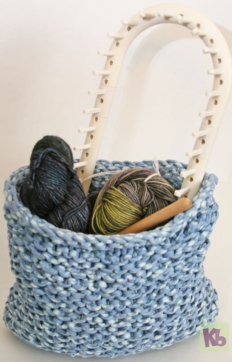 Free Loom Pattern: Basket with yarn and loom small (can use a larger loom and rope to make a tougher basket?) Knitted Basket, Loom Knitting Pattern, Round Loom Knitting, Circle Loom, Loom Knitting Tutorial, Knitting Board, Loom Knitting Stitches, Loom Crochet, Round Loom