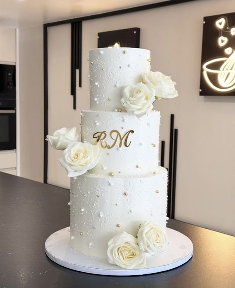 Spring Wedding Cake Elegant, White And Gold Cake Ideas, Birthday Cakes 2 Tier, 3 Tier Wedding Cake Elegant, Large Wedding Cake, Wedding Cake 3 Tier, 3 Tiered Wedding Cake, All White Wedding Cake, Wedding Cake Elegant