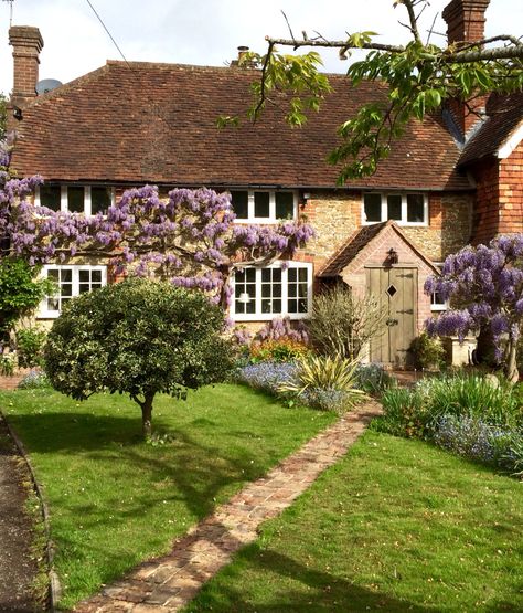 English country cottage circa 1500 Small English Country House, English Cottage Style Homes, Old English Cottage Exterior, English Country Cottage Exterior, Old English Country House, Old English Farmhouse, British Country House, British Cottages, Cottages England