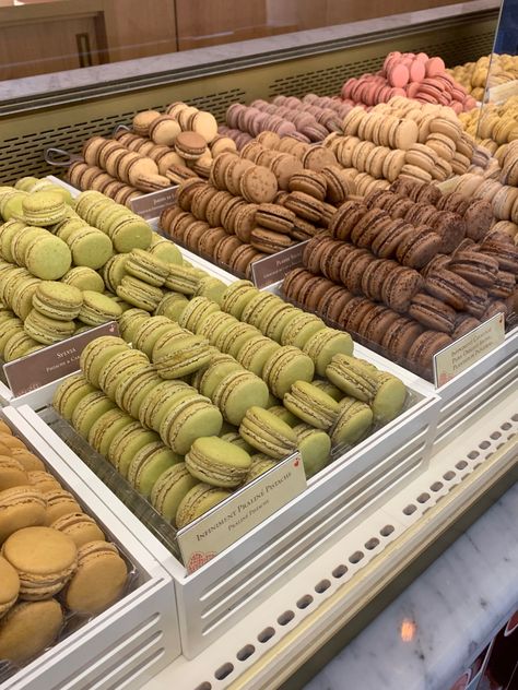 Macaroons Aesthetic, French Macaroons, Party Food Buffet, French Bakery, Baking Business, Breakfast At Tiffanys, Brain Food, Buffet Food, Fresh Bread