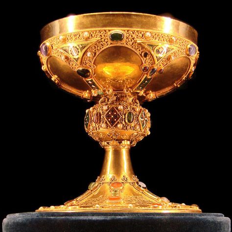 Chalice: The cup that occupies the first place among sacred vessels Reims Cathedral, Royal Crowns, Beakers, Religious Icons, Royal Jewels, 12th Century, Crown Jewels, Absinthe Fountain, Nautilus