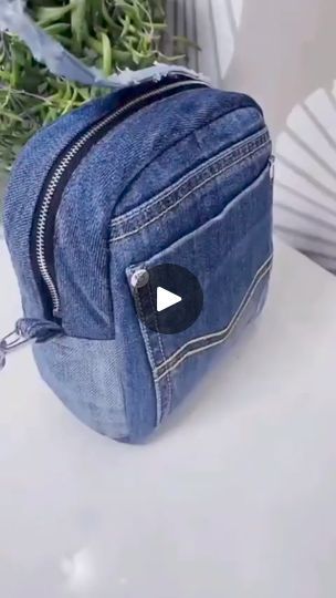 Repurpose Old Jeans, Oh Wonder, Old Jeans Recycle, Bag From Old Jeans, Sewing Handbag, Denim Bag Patterns, Bags Making, Shorts Diy, How To Make Purses