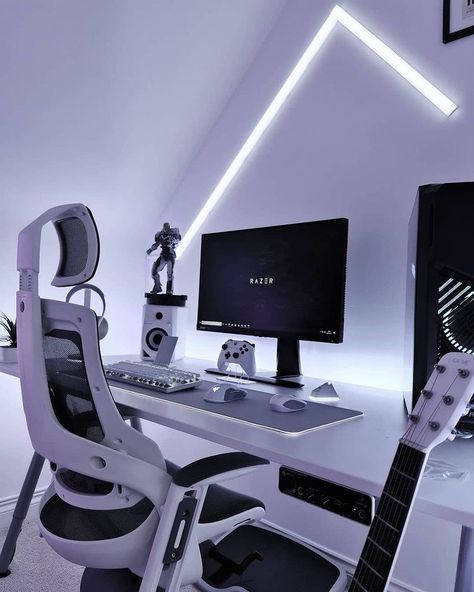 White And Grey Pc Setup, White And Gold Gaming Setup, Set Up Ideas Gaming, White Gaming Room, Dream Gaming Room, White Desk Setup, Games Room Inspiration, Gaming Bedroom, Gamer Bedroom