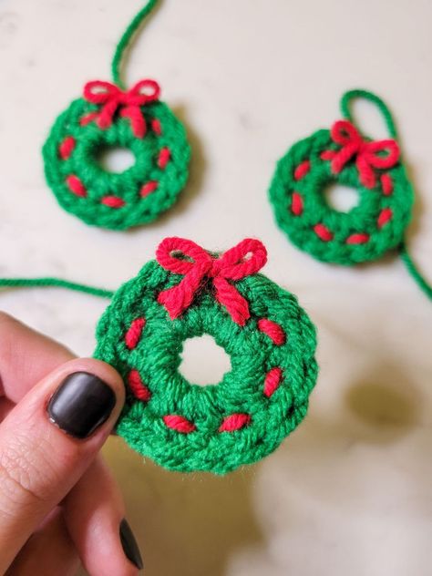 Crochet Christmas Ornaments Free Pattern, Crochet Wreath Pattern, Crochet Christmas Wreath, Crochet Christmas Ornaments Free, Crochet Ornament Patterns, Christmas Crochet Patterns Free, Crocheted Christmas, Crochet Wreath, Crochet Tree