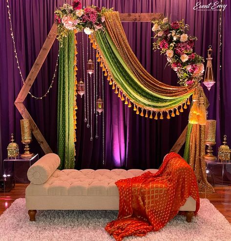 Mehendi Backdrop, Mehndi Stage Decor, Mehndi Event, Mehndi Stage, Haldi Decoration Ideas, Mandap Design, Mehendi Decor Ideas, Reception Stage Decor, Indian Wedding Decor