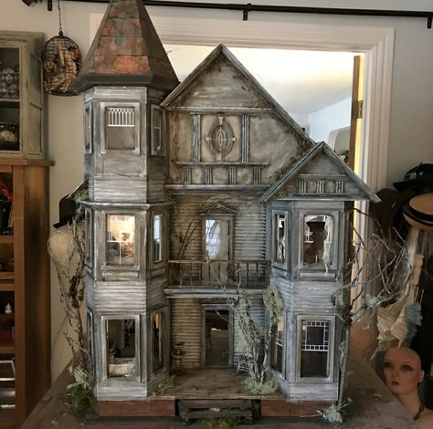 Abandoned dollhouses by Juli Steel, a self-taught assemblage artist from Texas who goes by the alias of @TwistedCopperForest. Halloween Haunted House Diy, Haunted House Craft, Haunted House Diy, Dollhouse Halloween, Casa Halloween, Haunted Dollhouse, Spooky House, Halloween Miniatures, Dollhouse Projects