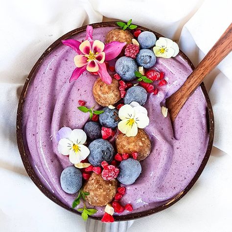 Keto Calculator, Smoothie Bowl Healthy, Coconut Drinks, Smoothie Detox, Smoothie Bowl Recipe, Chamomile Tea, Berry Smoothie, Vanilla Protein Powder, Frozen Strawberries