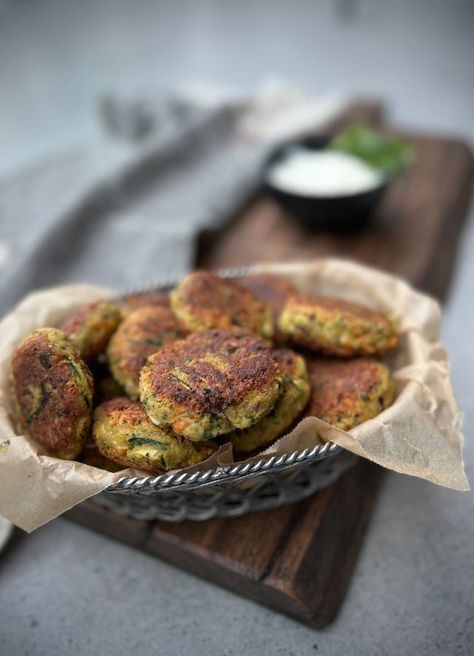 Zucchini Falafel, Carrot Zucchini, Spices And Seasonings, Almond Recipes, Dipping Sauce, Yummy Snacks, Gluten Free Recipes, Zucchini, Food To Make