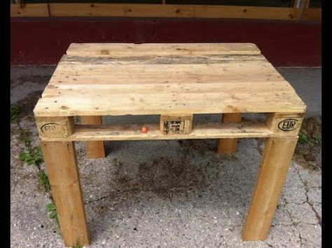 Pallet Table Outdoor, Build A Picnic Table, Palette Table, Wooden Pallet Table, Table Palette, Wood Pallet Tables, Pallet Table Diy, Pallet Desk, Wood Table Diy