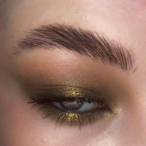 Gold Grunge Makeup, Olive Green Eyeliner, Olive Green Eye Makeup, Eyeshadow Looks Green Eyes, Earthy Makeup Looks, Makeup Looks For Hazel Eyes, Hazel Eye Makeup, Eye Makeup Pictures, Ethereal Makeup