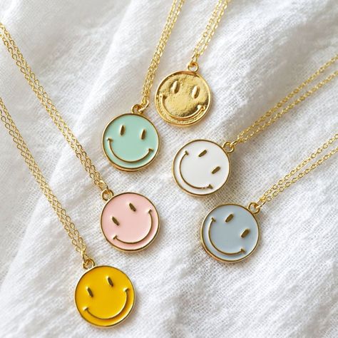 Smiley Face Accessories, Etsy.com Etsy, Aesthetic Wishlist, Smiley Face Gifts, Smiley Necklace, Preppy Necklaces, Smiley Face Necklace, Ladybug Und Cat Noir, Preppy Accessories