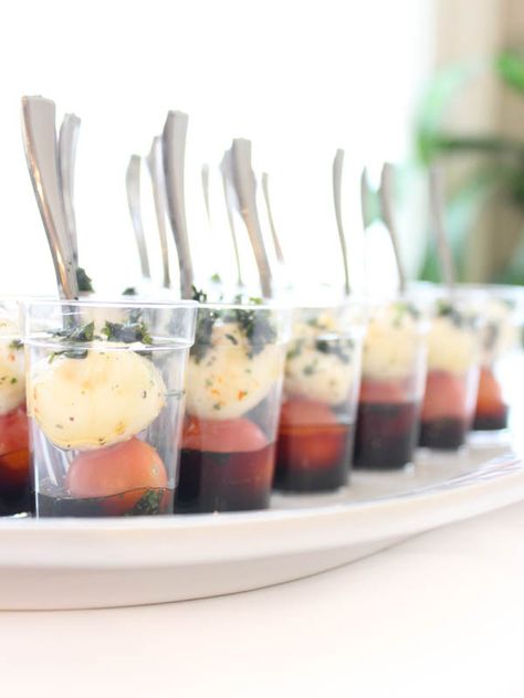 Shooter Cup Appetizers, Appetizer Shooters Party Ideas, Shooter Appetizers For Party, Shooter Appetizers, Appetizer Shooters, Shooter Glass Appetizers, Glass Appetizers, Shot Glass Appetizers, Salad Shooter