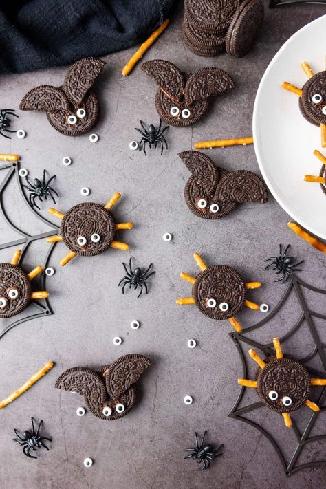 Many oreo bats and spiders on a dark background, with plastic spiders and spider web decorations. Quick Halloween Party Food, Halloween Party Treats For Kids, Spider Oreos, Oreo Spider Cookies, Oreo Bats, Easy Halloween Party Treats, Party Treats For Kids, Halloween Kita, Oreo Spiders