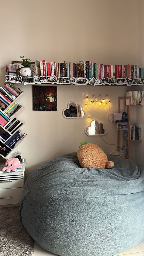 Book Nooks In Bedrooms, Reading Desk Aesthetic, Room Decor Book Lovers, Reading Corner Inspo Bedroom, Room Decor Bedroom Bookshelf, Book Themed Room Bedrooms, Reading Place In Bedroom, Reader Bedroom Ideas, Readers Room Aesthetic