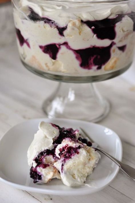 Blueberries And Cream, Angel Food Cake Desserts, Cheesecake Trifle, Trifle Desserts, Dessert Aux Fruits, Trifle Recipe, Pudding Desserts, Blueberry Recipes, Think Food