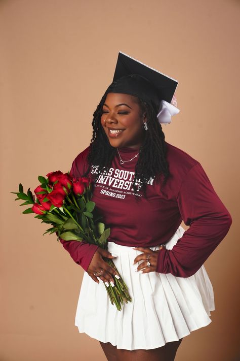 Black Senior Pictures High Schools, Grad Shoot Black Women, Graduation Poses Black Women, Black Grad Photoshoot, Graduation Photos Black Women, Grad School Graduation Pictures, Graduation Photoshoot Black Women, Black Women Graduation Pictures, Masters Degree Photoshoot