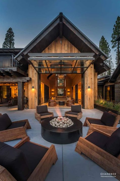 Mountain dream house has a modern take on the traditional Tahoe style Modern Mountain House, Martis Camp, Modern Mountain Home, Casa Country, Mountain Modern, Modern Mountain, Colorado Homes, Home Inspo, Mountain Homes