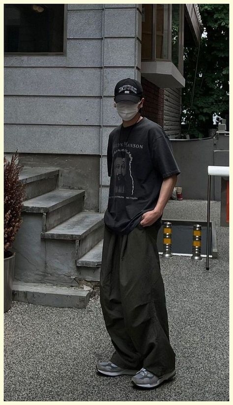 Korean Baggy Style Men, Baggy Man Style, Streetwear Fashion Korean Men, Baggy Style For Men, Oversized Outfit Ideas Men, Street Style Korean Men, Streetwear Korean Men, Baggy Black Outfit Men, Black Baggy Outfit Men