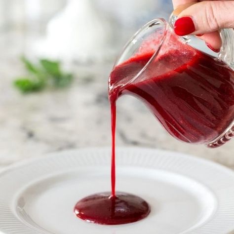 Ridiculously Easy Raspberry Coulis - The Café Sucre Farine Raspberry Freezer Jam, Raspberry Coulis, Jam Tarts, Raspberry Recipes, Raspberry Sauce, Gourmet Desserts, Lemon Raspberry, Dessert Sauces, Crumble Topping