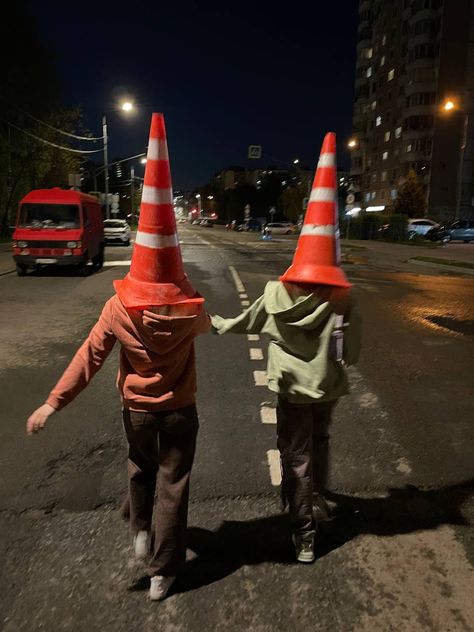 Конусы, фото с конусами, фотосессия подростков, фото подруг Traffic Cone Aesthetic, Danny Core, Interesting Portraits, Object Head, Cone Head, Wanna Recreate, Collage Photos, Traffic Cone, Mac Miller