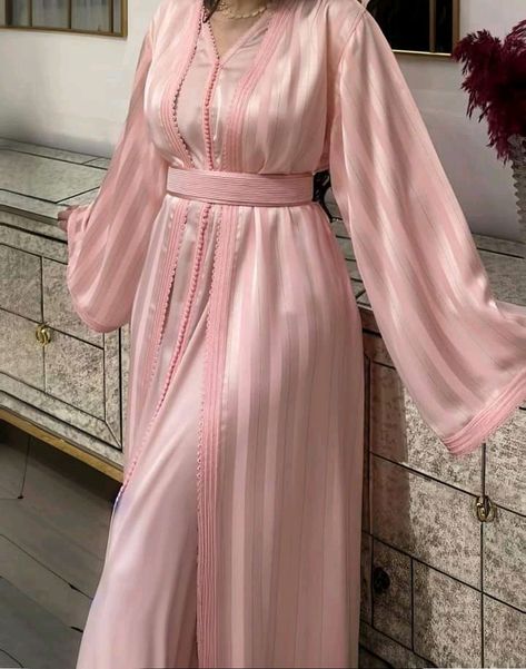 Pink Kaftan Moroccan Caftan, Embellishments Fashion, Moroccan Wedding Dress, Caftan Simple, Morrocan Fashion, Moroccan Kaftan Dress, Moroccan Clothing, Kaftan Designs, Moroccan Fashion