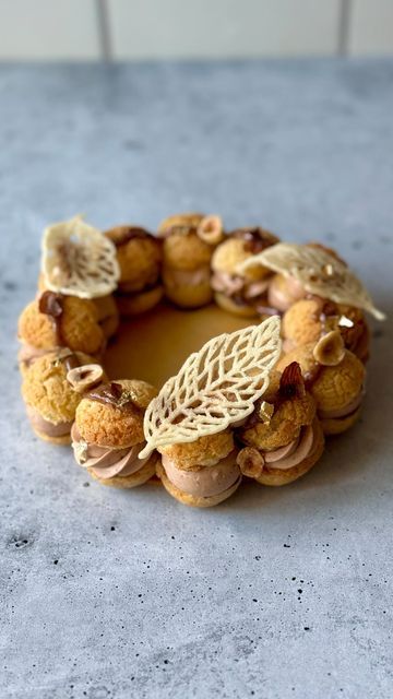 Choux Plated Dessert, Paris Brest Plating, Choux Pastry Ideas, Christmas Choux Pastry, Choux Pastry Photography, Choux Wreath, Choux Pastry Desserts, Craquelin Recipe, Choux Craquelin