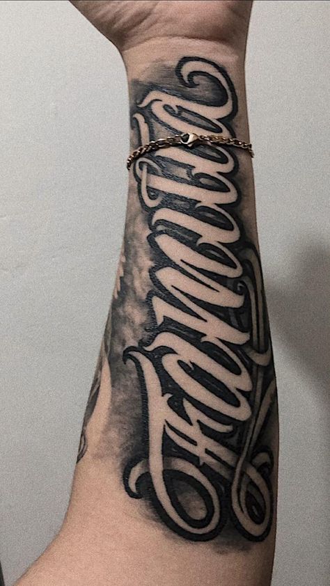 Forearm Script Tattoo, Forearm Name Tattoos, Cholo Tattoo, Tattoo Homme, Chicanas Tattoo, Half Sleeve Tattoos Forearm, Chicano Tattoos Sleeve, Tattoo Fonts Cursive, Simple Tattoos For Guys