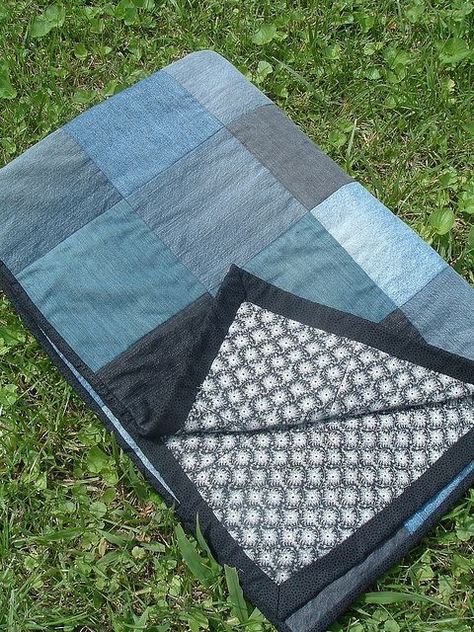 Repurpose Old Jeans, Återvinna Jeans, Denim Quilt Patterns, Artisanats Denim, Denim Blanket, Denim Quilts, Blue Jean Quilts, Upcycling Design, Jean Quilt